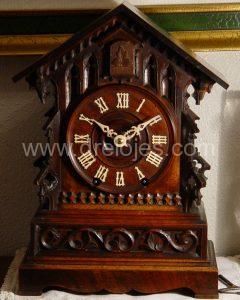 Reloj de cuco de estilo gótico