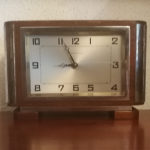 Pequeño reloj con alarma