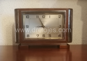 Pequeño reloj con alarma