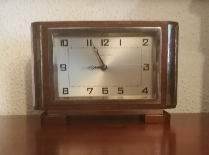 Pequeño reloj con alarma