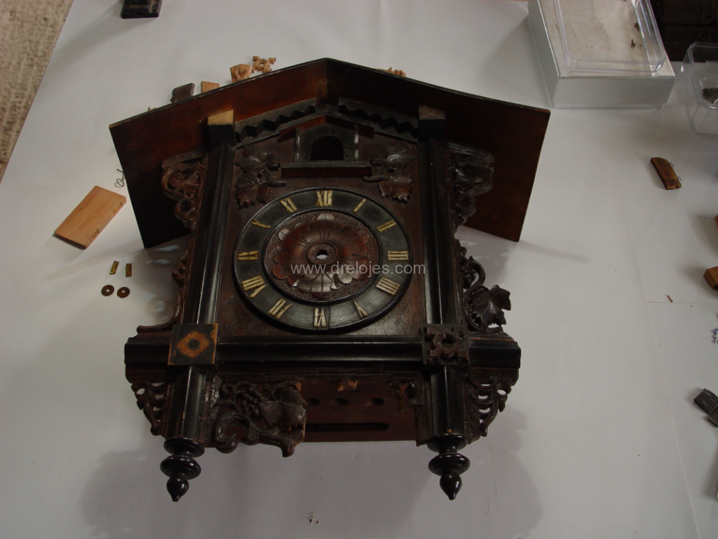 Restauración de un reloj de cuco antiguo