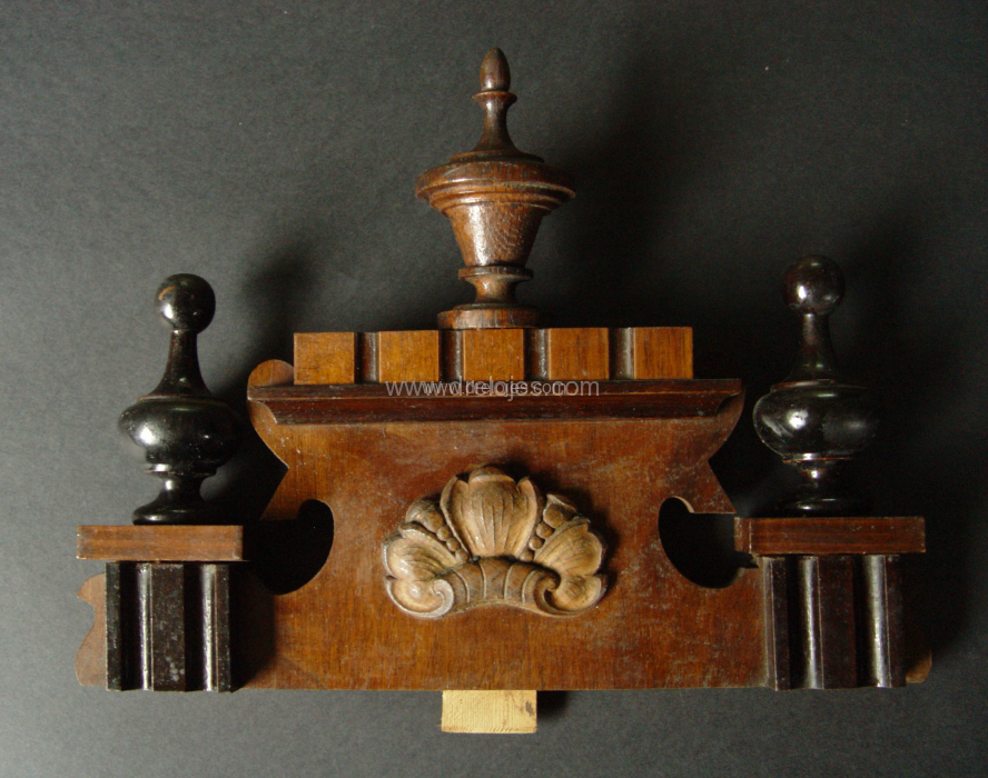 Pieza ornamental de la parte superior de la caja del reloj